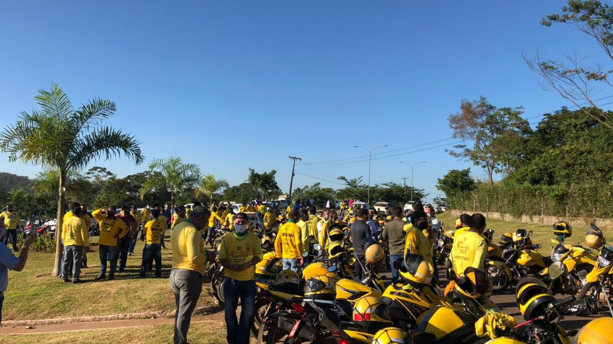 Mototaxistas e taxistas fecham o acesso a Prefeitura Municipal de Parauapebas