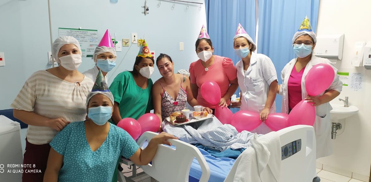 Paciente ganha festa de aniversário dos profissionais do Hospital 5 de Outubro