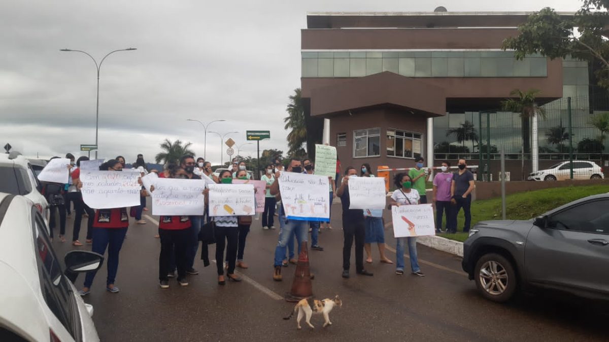 Parauapebas: Proprietários e cooperadores de escolas e creches particulares bloqueiam a entrada da prefeitura