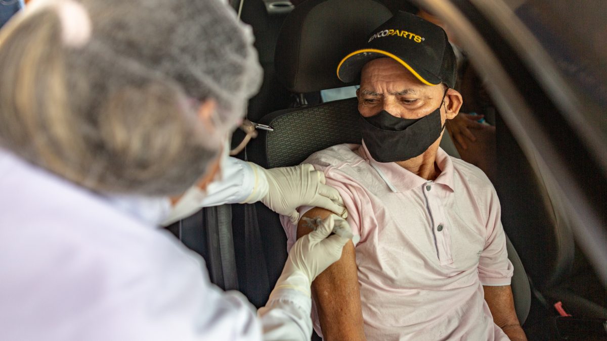 Idosos de 65 a 69 anos recebem vacina contra a Covid-19 em Parauapebas