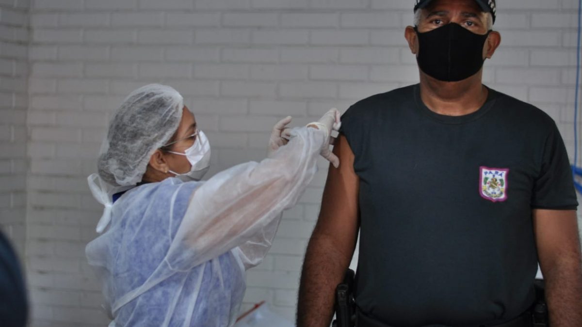 Agentes de segurança pública começam a receber a primeira dose da vacina contra Covid-19 em Parauapebas