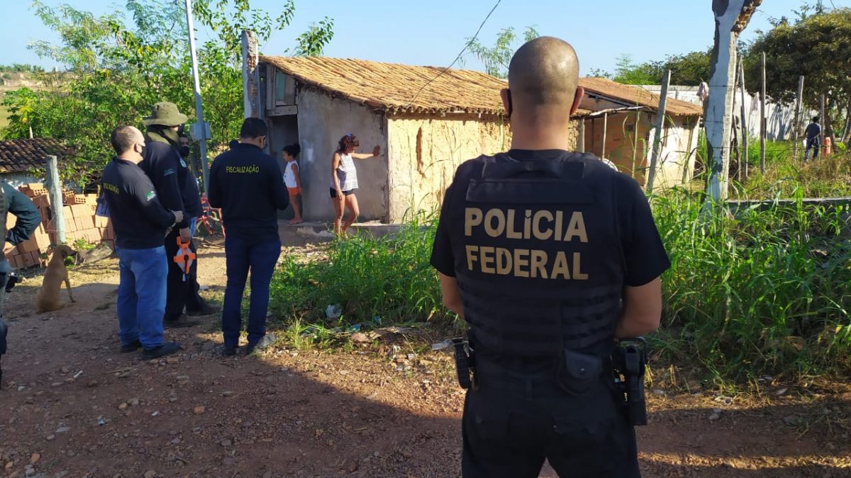 Polícia Federal participa de desocupação de área invadida pertencente à Infraero em MarabáL