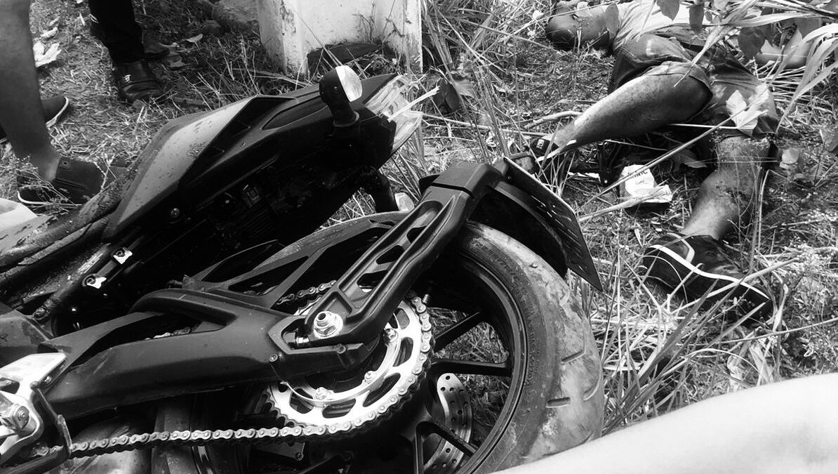 Homem perde controle de motocicleta potente e morre ao bater contra poste