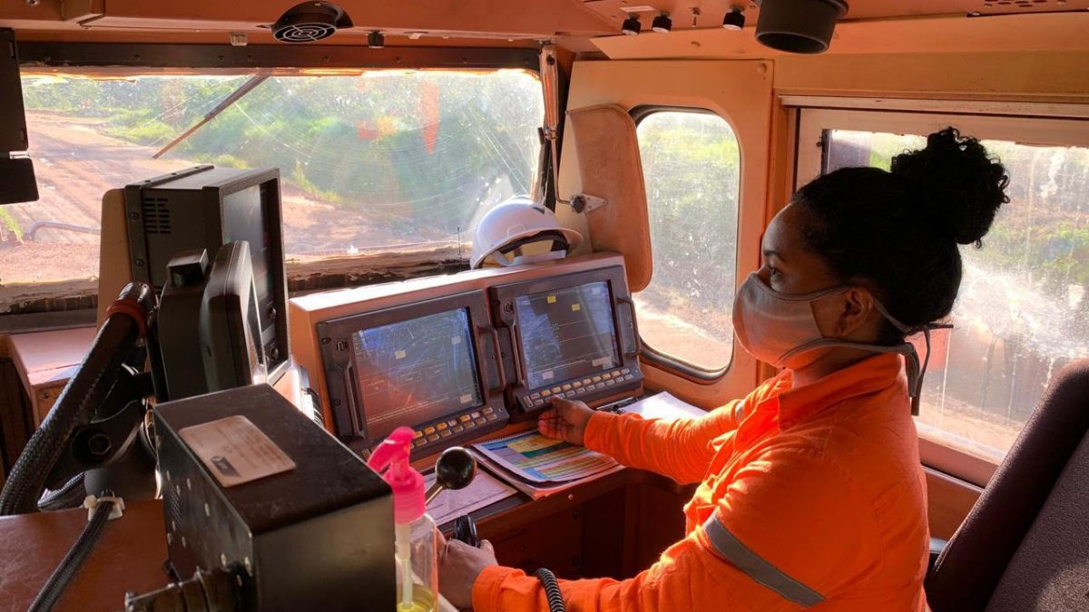 Primeira mulher no Pará opera o trem de cargas em viagem na ferrovia Carajás