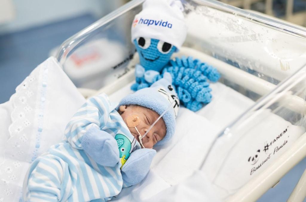 Bebê que nasceu com 982 gramas deixa UTI e ganha ensaio fotográfico do Hospital