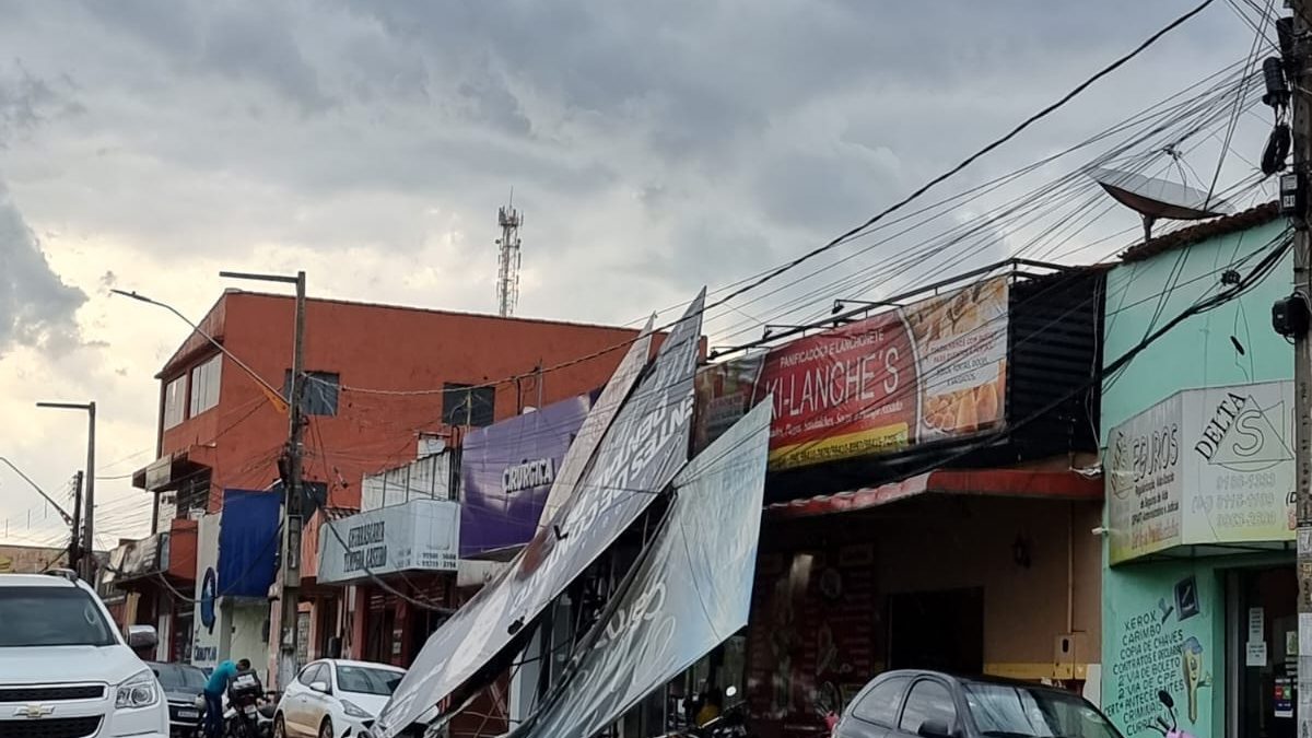 Parauapebas: chuva com vento causa estrago em fachadas comerciais